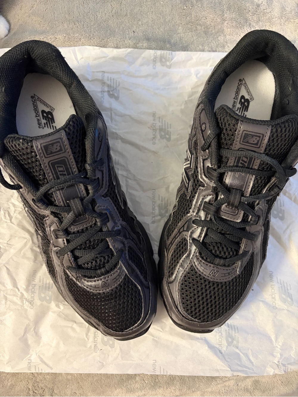 New Balance Men's Black and Gray Athletic Running Shoes